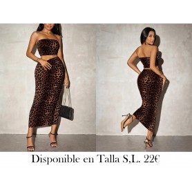 Un conjunto de dos piezas que incluye una top corta CONJUNTO LEOPARDO