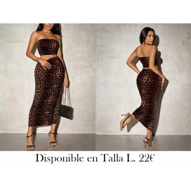 Un conjunto de dos piezas que incluye una top corta CONJUNTO LEOPARDO